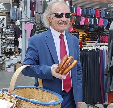 Bursa'nın 'kravatlı simitçisi' takım elbisesinden yaz sıcağında da vazgeçmiyor
