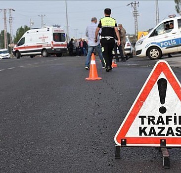 Kocaeli'de servis minibüsüyle otomobilin çarpıştığı kazada 4 kişi yaralandı