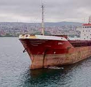 İstanbul Boğazı'nda arızalanan kargo gemisi Beykoz açıklarına demirlendi
