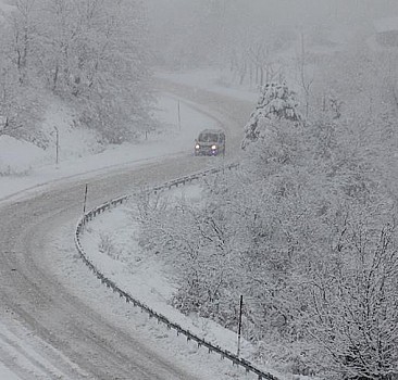 Tokat-Sivas kara yolunda kar nedeniyle ulaşım aksıyor