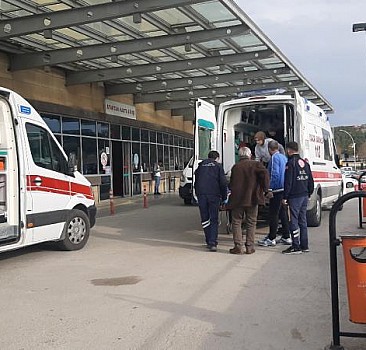 Kocaeli'de hafif ticari araçla çarpışan kamyonetin sürücüsü öldü, 4 kişi yaralandı