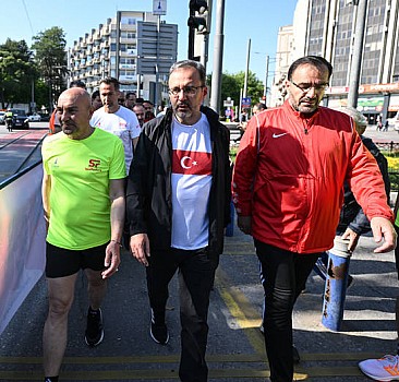Bakan Kasapoğlu, İzmir'de düzenlenen 10K 19 Mayıs Yol Koşusu'na katıldı
