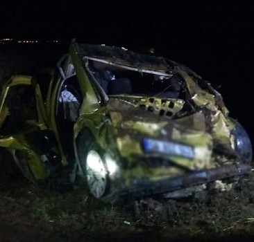 Sivas'ta devrilen otomobildeki 3 kişi yaralandı