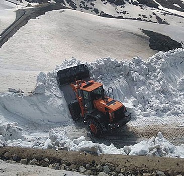 Hakkari'de ekiplerin kar mesaisi devam ediyor