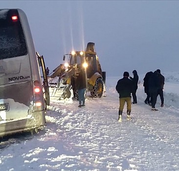 Kars'ta kar engeli: Tur otobüsündeki 30 kişi kurtarıldı