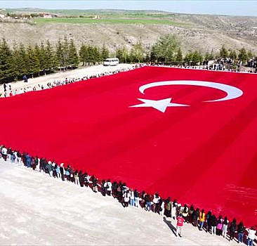2023 genç, 3 bin metrekarelik Türk bayrağı açtı