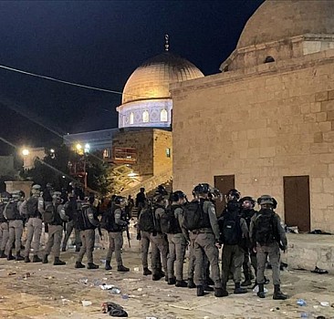 İsrail polisinden bir kez daha Mescid-i Aksa'da Filistinlilere saldırı