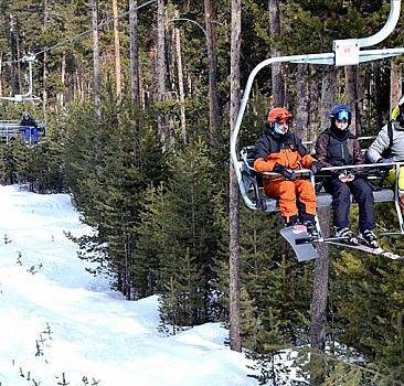 Sarıkamış Kayak Merkezi'nde mart ayında da kayak keyfi sürüyor