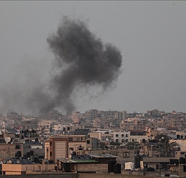 İsrail, Gazze'de pek çok noktada sivillerin yaşadığı evleri hedef aldı