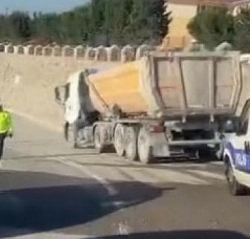 Pendik'te taşıdığı sıvı betonu dökerek ilerleyen kamyon trafikten men edildi