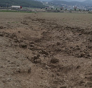 Deprem tarım alanlarında hasar oluşturdu