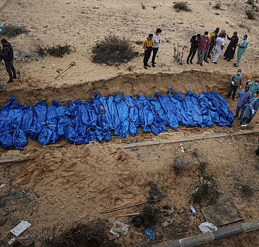 Bunun adı soykırım! Gazzeliler toplu mezara defnedildi