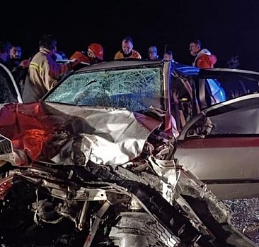 Mardin'de otomobil ile hafif ticari aracın çarpışması sonucu 3 kişi yaralandı