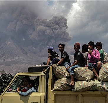 Endonezya'nın Sinabung Yanardağı yeniden kül püskürtmeye başladı