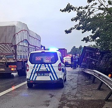 Sakarya'da kamyonla hafif ticari araç çarpıştı: 3 yaralı