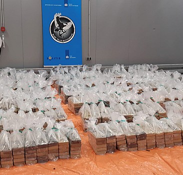 Hollanda'nın Rotterdam limanında 1 ton 760 kilogram kokain ele geçirildi