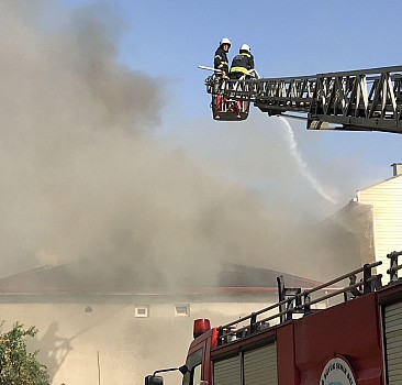 Tekirdağ'da bir evin çatısında çıkan yangın hasara neden oldu