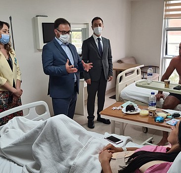 Ukrayna'nın Antalya Konsolosu Rustamov, kazada yaralanan turistleri hastanede ziyaret etti