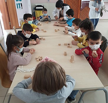 Kastamonu'da bilim festivaline katılan çocuklar eğlenerek öğrendi