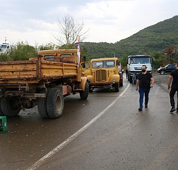 Kosova'da, Sırbistan plakalı araçlara geçici plaka verilmesinin neden olduğu kriz sürüyor
