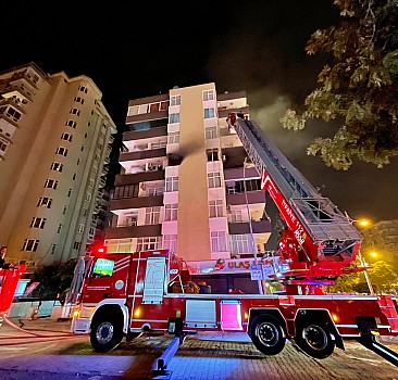Adana'da oturduğu evi yakarak eşyaları balkondan atan genç gözaltına alındı