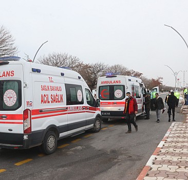 Van'da devrilen hafif ticari araçtaki 6 kişi yaralandı