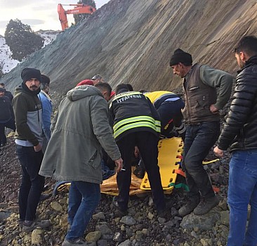 Erzurum'da şarampole devrilen kamyonun sürücüsü yaralandı