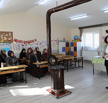 Yenilenen köy okulunda hem küçükler hem büyükler eğitim alıyor