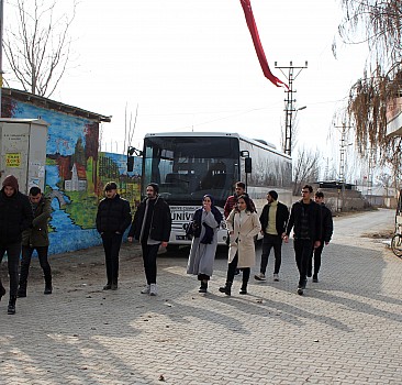 Iğdır'da üniversite öğrencileri yöresel bitki envanteri için köyleri geziyor