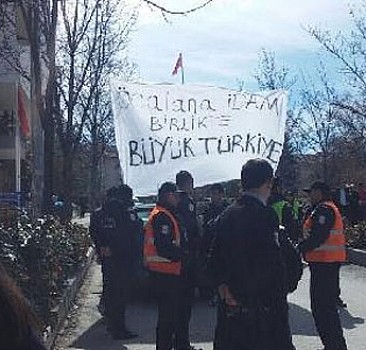 Ankara Üniversitesi'nde pankart gerginliği
