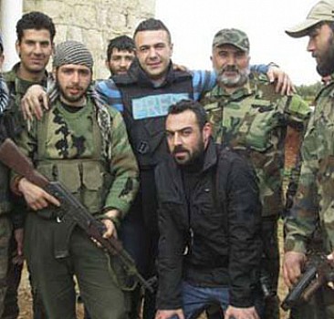 Fransız AFP’nin muhabiri Esed askerleriyle kol kola