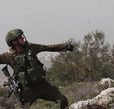 İsrail polisi bebekli çiftin üzerine gaz bombası attı