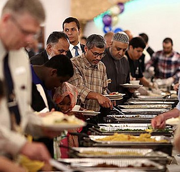 ABD’deki Müslümanlar geleneksel iftarda buluştu