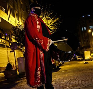 İstanbul'da ramazan davulcuları maske takarak mesaiye başladı