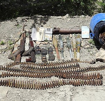 Hakkari'de PKK'lı teröristlere ait silah ve mühimmat ele geçirildi