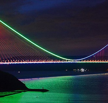 İstanbul'un köprüleri Azerbaycan bayrağı renklerine büründü