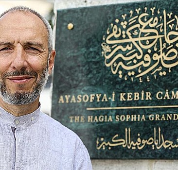 Ayasofya-i Kebir Camisi'nin isminin yeraldığı levhadaki hattı Kabe'nin yazılarını yazan hattat yazdı