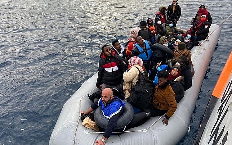 Türk kara sularına itilen 8 sığınmacı kurtarıldı