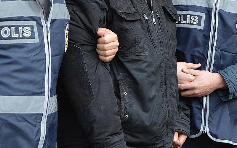 Adana'da iş yerinden kıyafet çalarken yakalanan zanlı tutuklandı