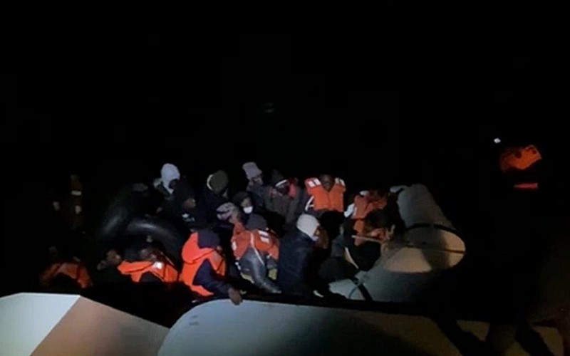 Lastik botla sürüklenen sığınmacılar kurtarıldı