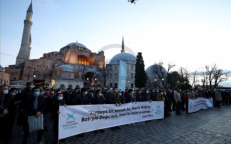 TÜGVA üyeleri Ayasofya önünde İstiklal Marşı okudu