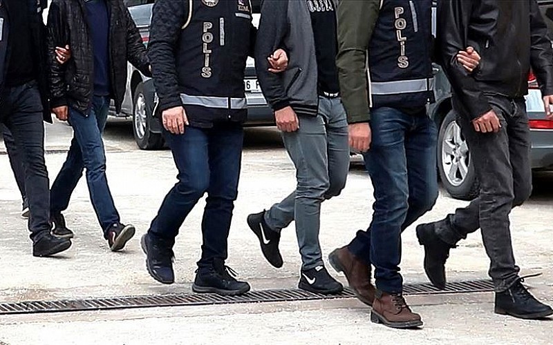 İzmir merkezli suç örgütü operasyonunda yakalanan 10 şüpheli tutuklandı