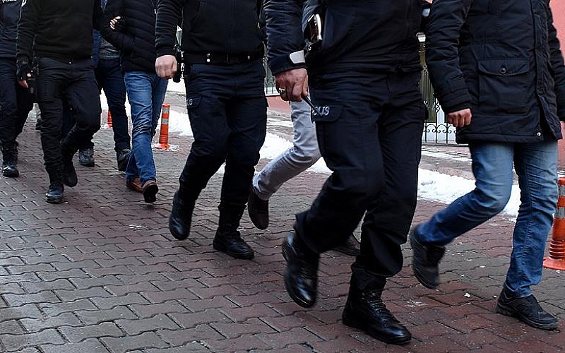 Bursa merkezli "Mahzen-32" operasyonlarında yakalanan 27 zanlı adliyede
