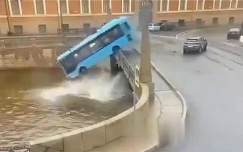 Yolcu otobüsü nehre uçtu: 4 kişi öldü