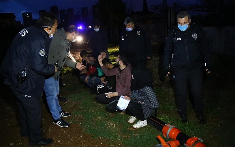 polisten kaçan göçmenler patates tarlasında yakalandı
