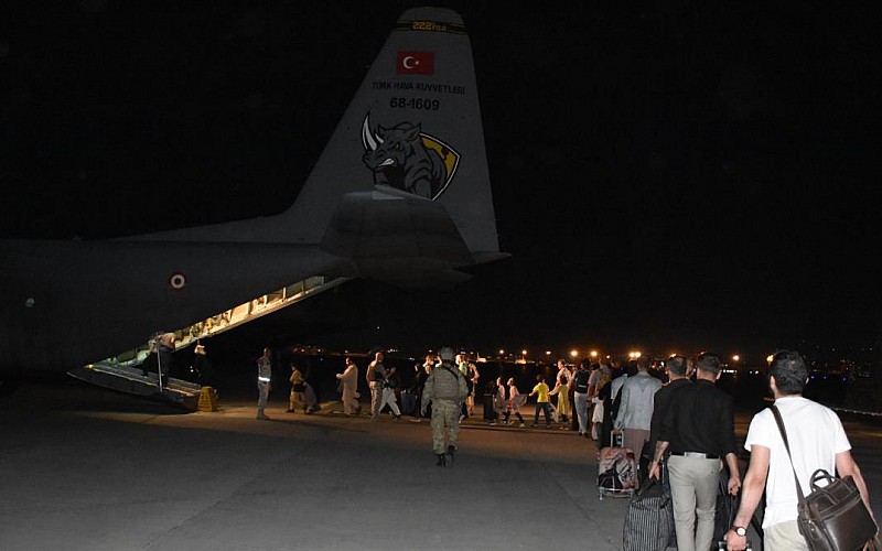 Kabil'deki 104 Türk vatandaşı daha TSK'nin nakliye uçağı "Herkül" ile tahliye edildi
