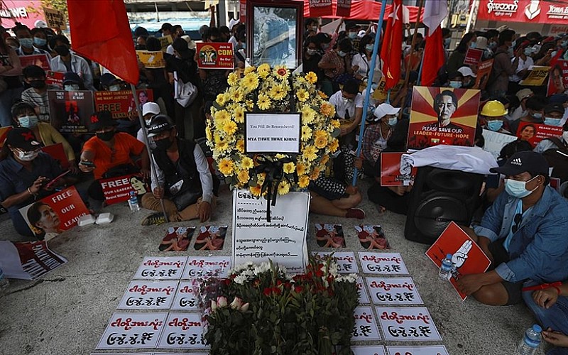 Myanmar'da protestocular polisin müdahalesi sonucu yaşamını yitiren göstericiyi andı