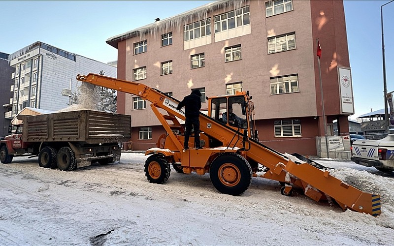 Ardahan'a yağan kar kamyonlarla kent dışına taşınıyor