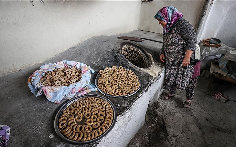 Yayladağı'nda kadınlar bayram için halaka kurabiyesi hazırlıyor