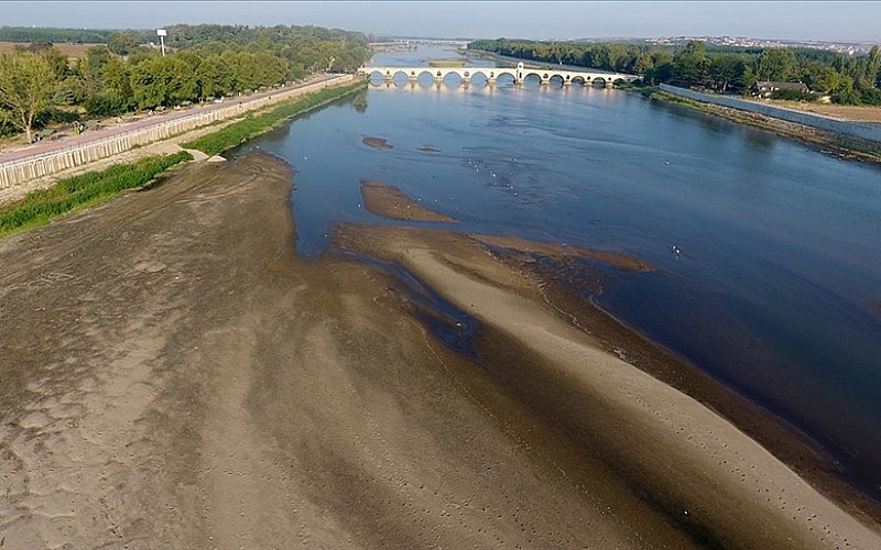 Suyu azalan Meriç Nehri'ndeki kum adacıkları genişliyor